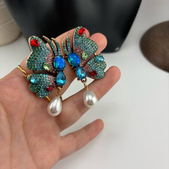 Colorful Butterfly Crystal Earring with Pearl Drop โจ - Picture 10 of 10